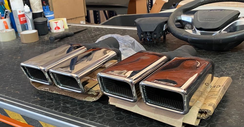 Buzzer PODWÓJNA KOŃCÓWKA WYDECHU RURY WYDECHOWEJ PROSTOKĄTNA 2 x PODWÓJNE KOŃCÓWKI  WYDECHU  PROSTOKĄTNE FIRMY BUZZER prostokąt długa długie z kwasówki blachy nierdzewnej Kwasówka blacha nierdzewna bus do busa Renault Trafic Mercedes vito Volkswagen vw t5