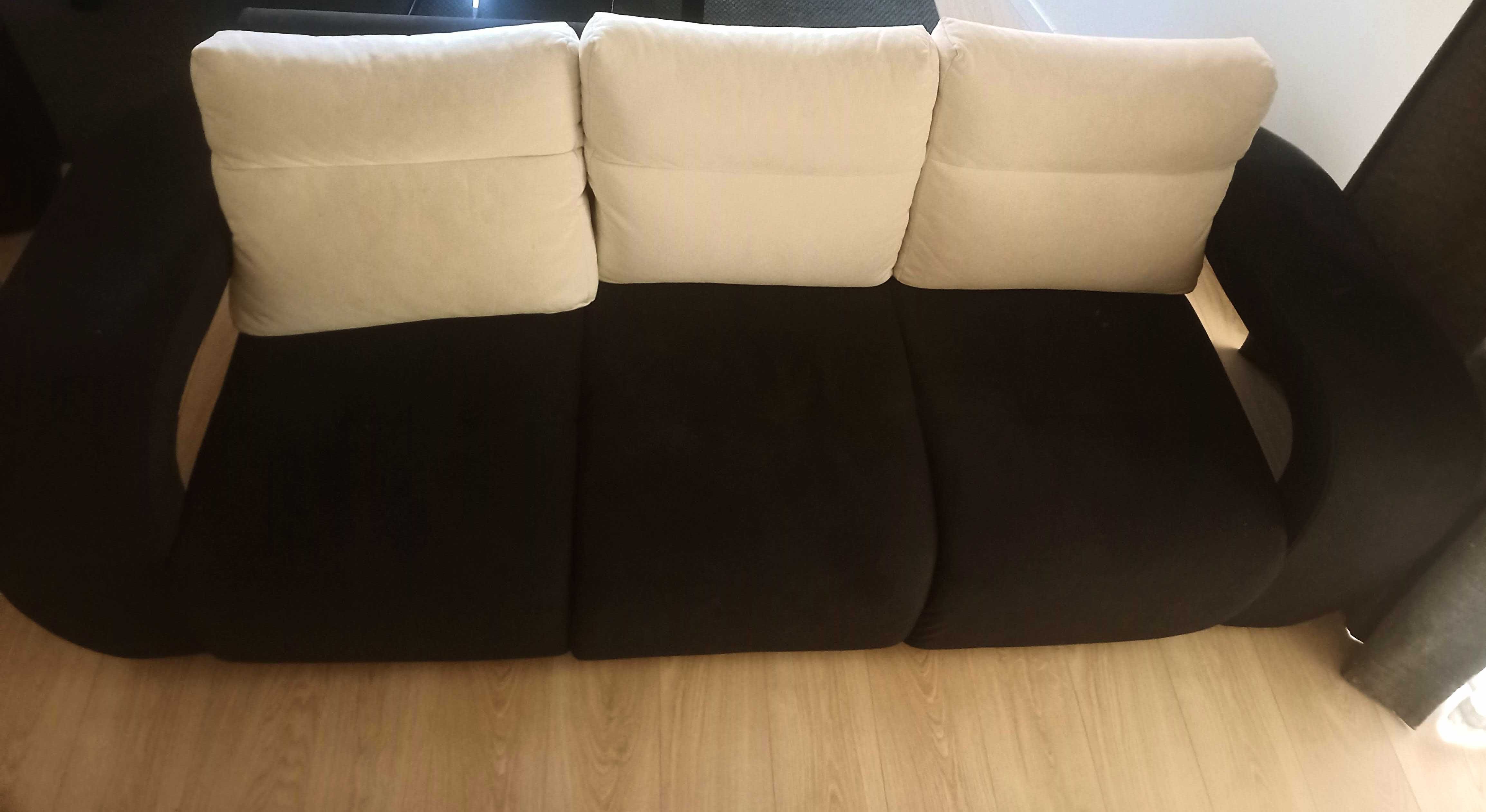 Sofá preto com encostos em branco Bom Estado