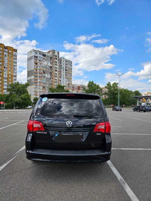 Мінівен Volkswagen Routan у максимальній комплектації SEL Premium.