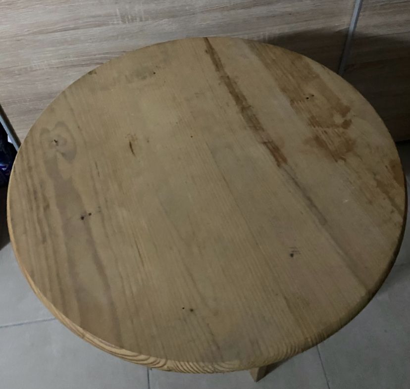 Mesa redonda em madeira