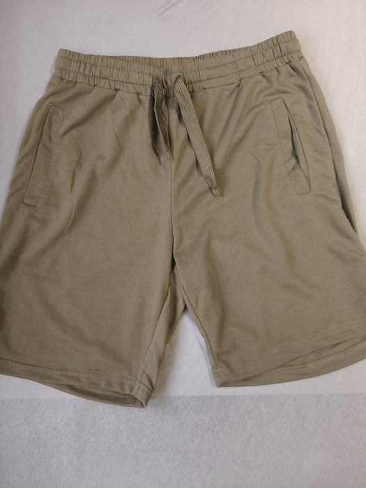 Męskie krótkie spodenki rozmiar L