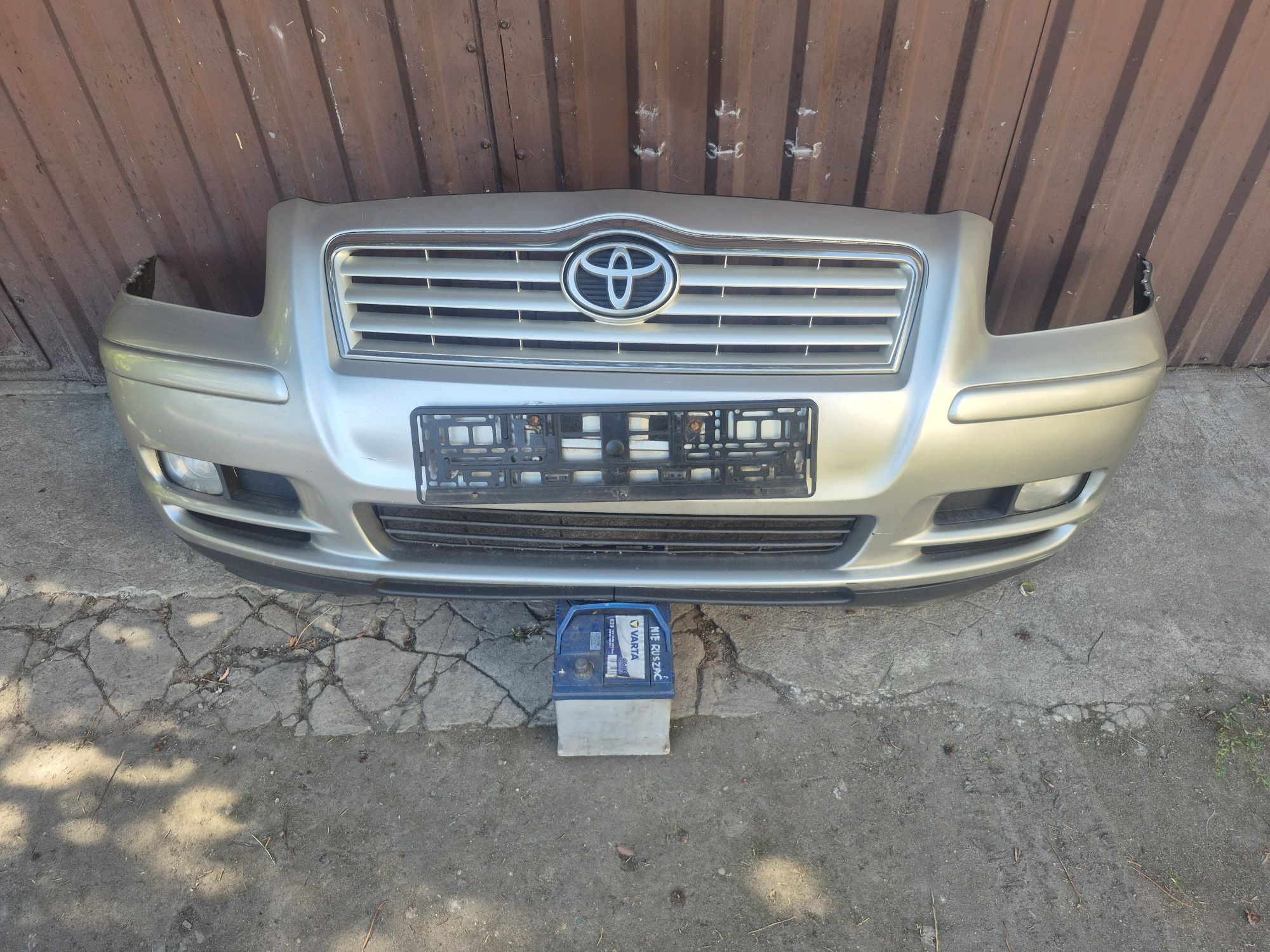 ZDERZAK przedni Toyota Avensis II T25 1C0