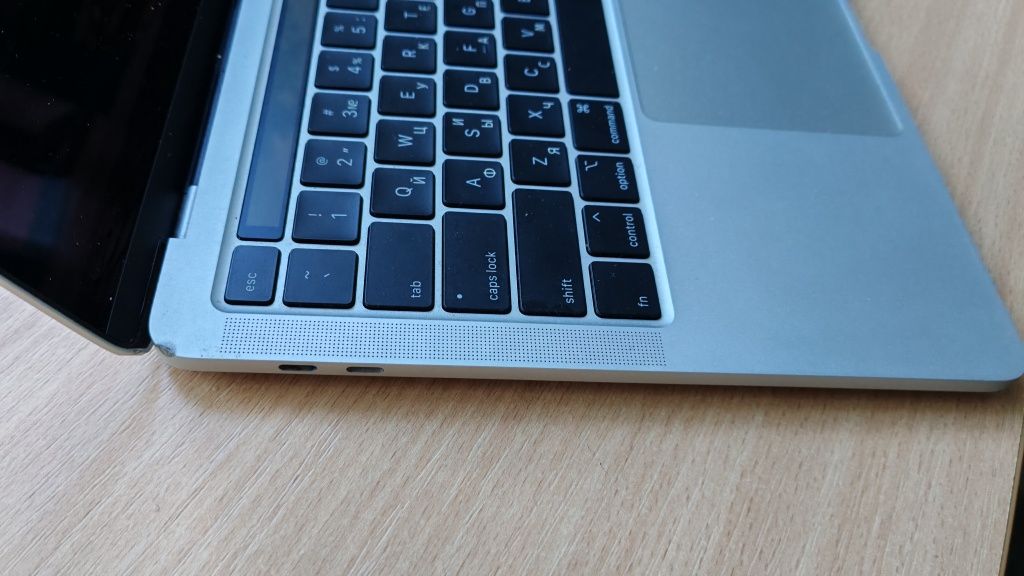 Продам MacBook Pro 13" 256Gb Retina Silver Touch Bar 2020