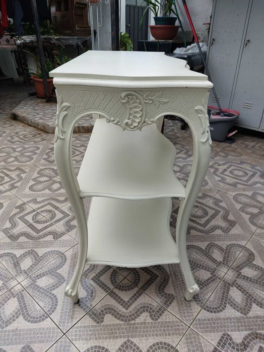 consola antiga .maçiça lacada cor marfim  95x45