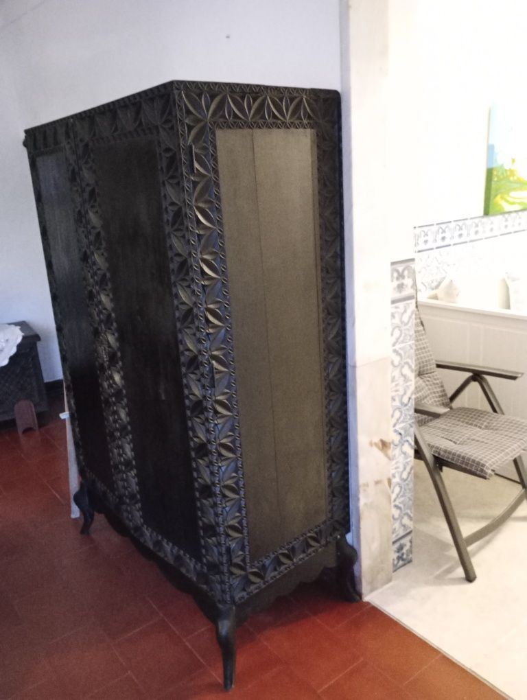 Roupeiro de Pau Preto