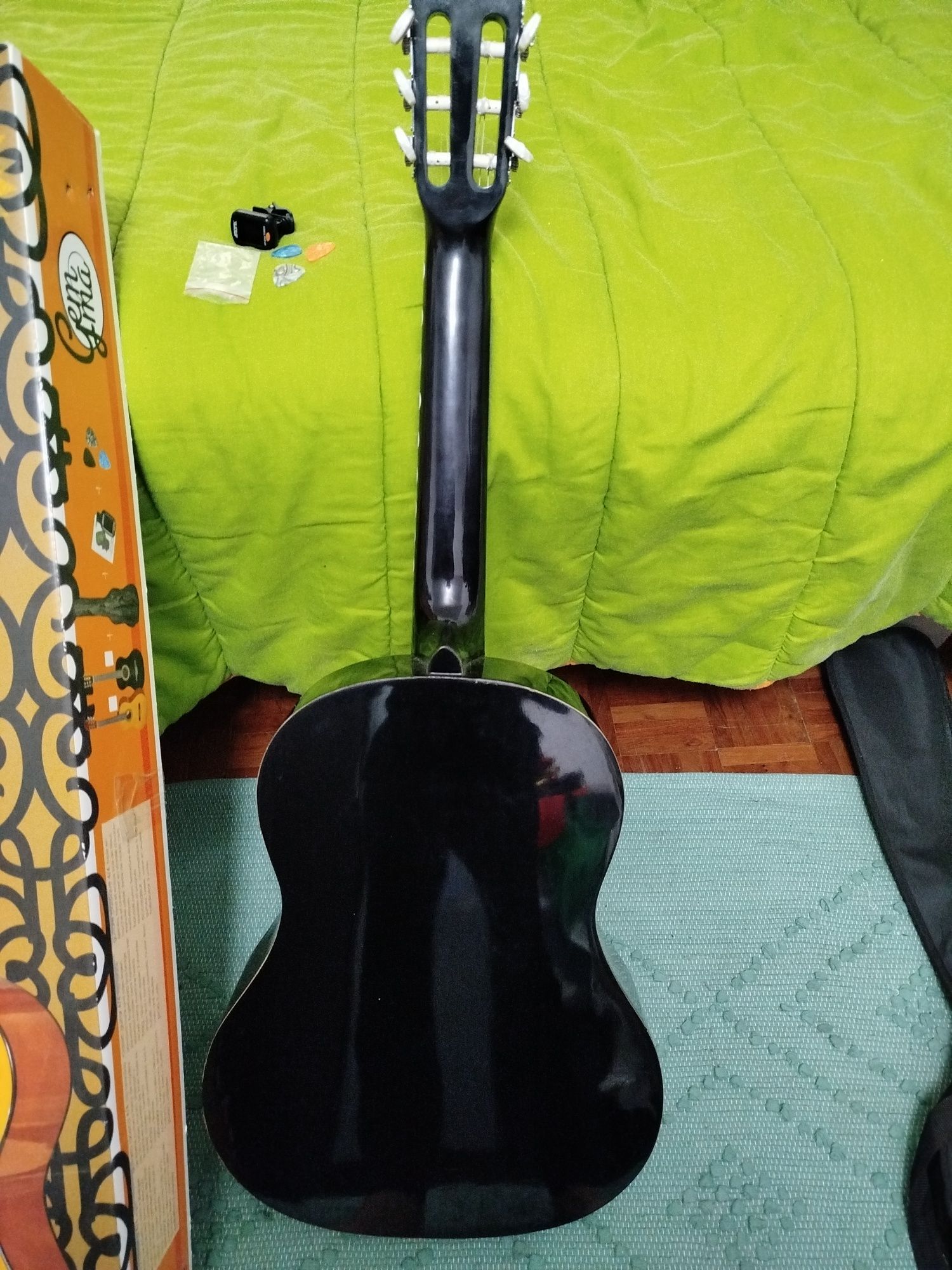 Guitarra preta com algumas marcas de uso