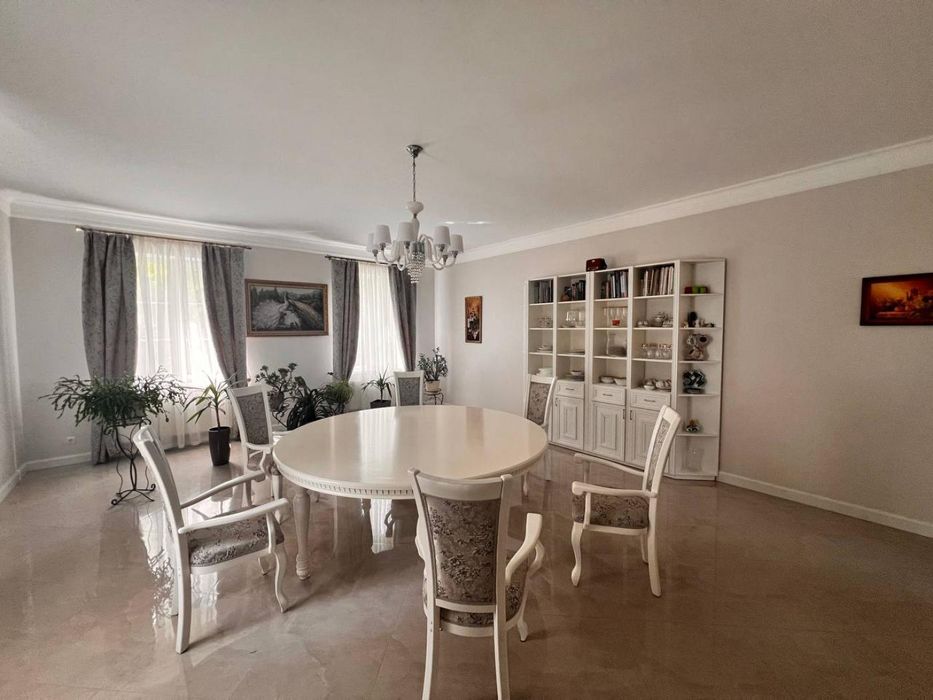 Продається неймовірний будинок неподалік від Центрального парку!