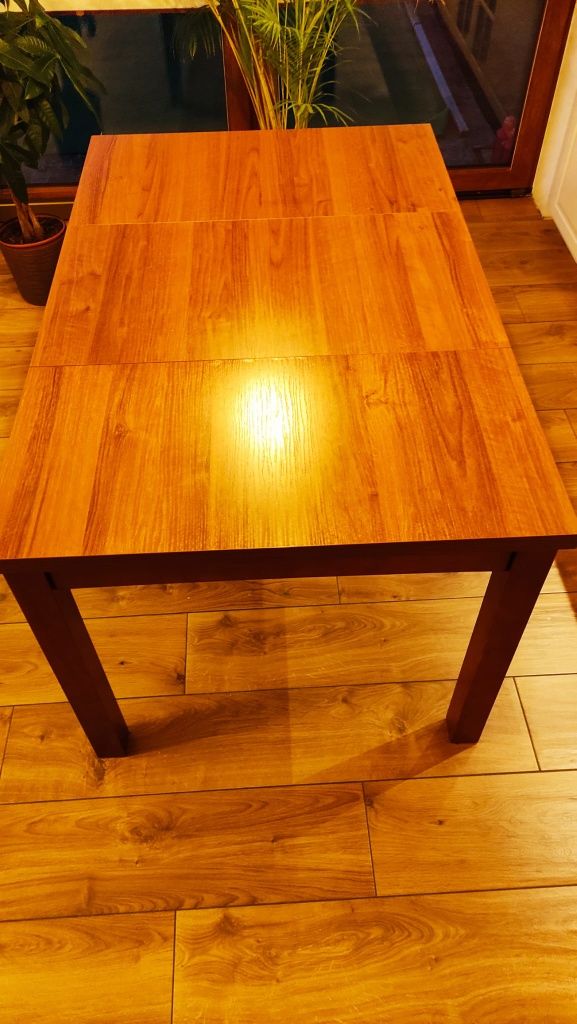 Stół rozkładany z 4 krzesłami w dobrym stanie (4 krz