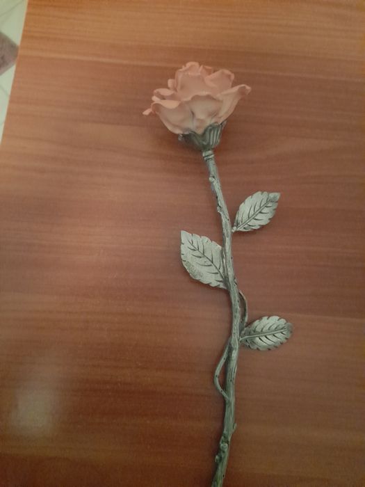 Vendo caso porcelana e rosa em estanho