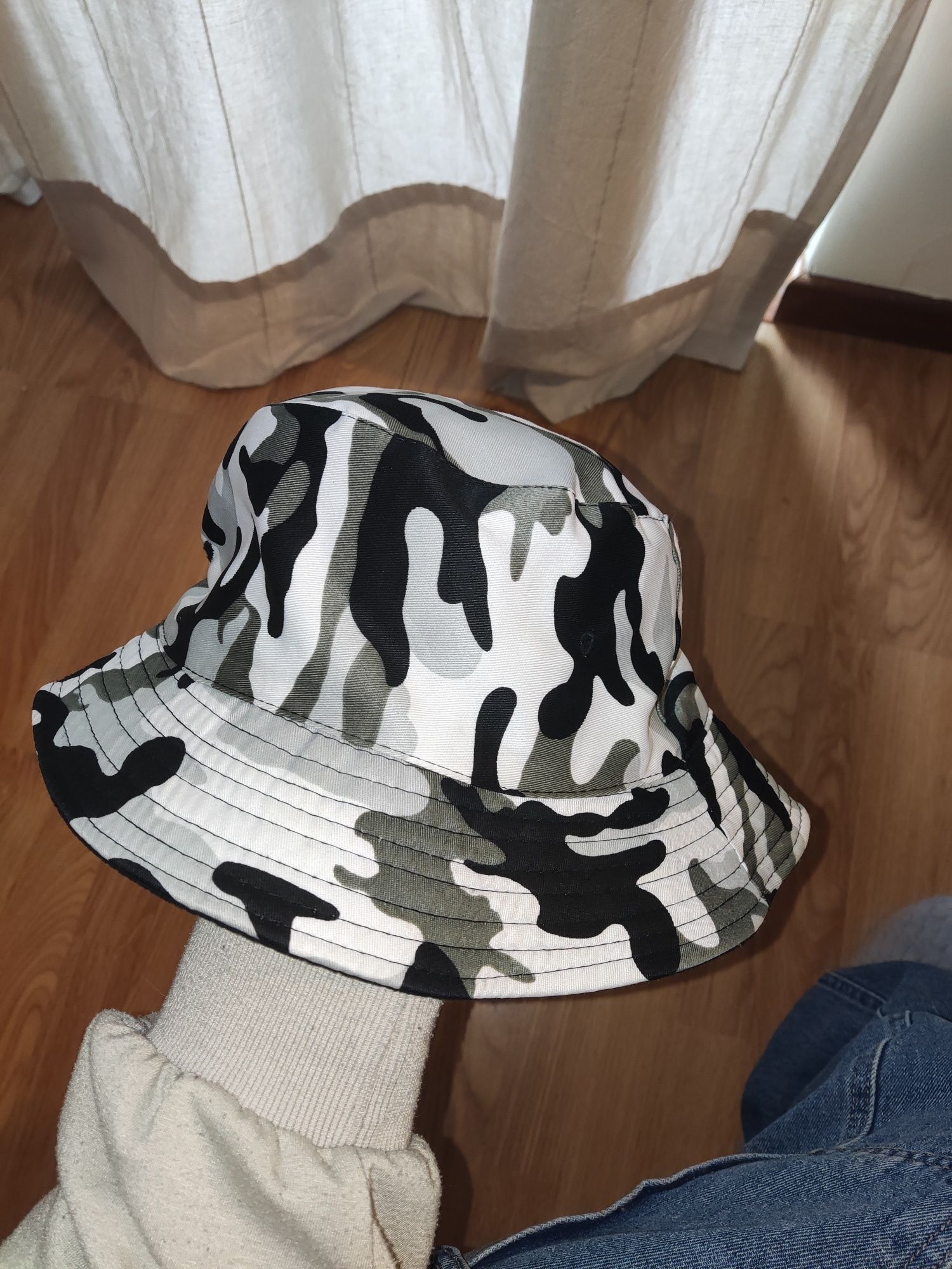 Bucket Hat preto e branco