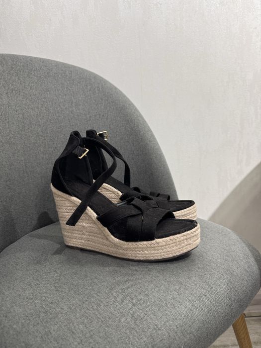 Босоніжкі на танкетці 41 розміру нові