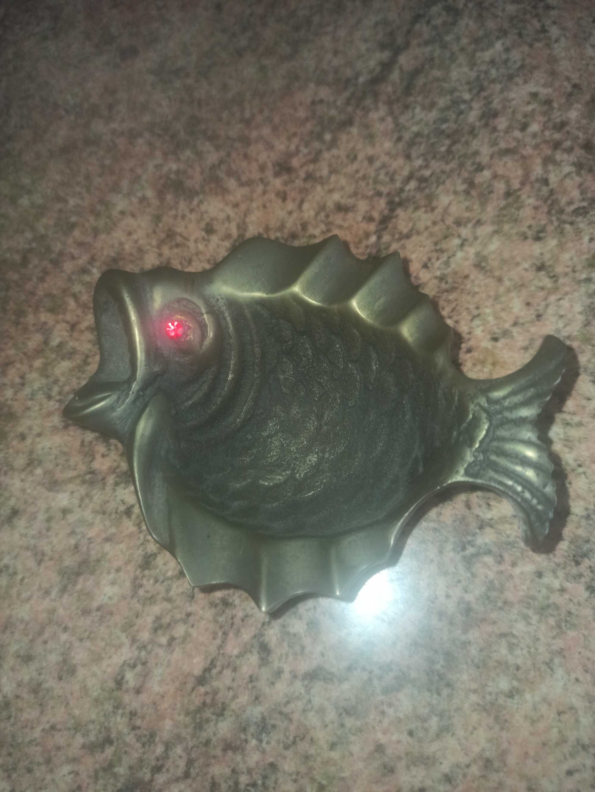 Peixe trabalhado em latão