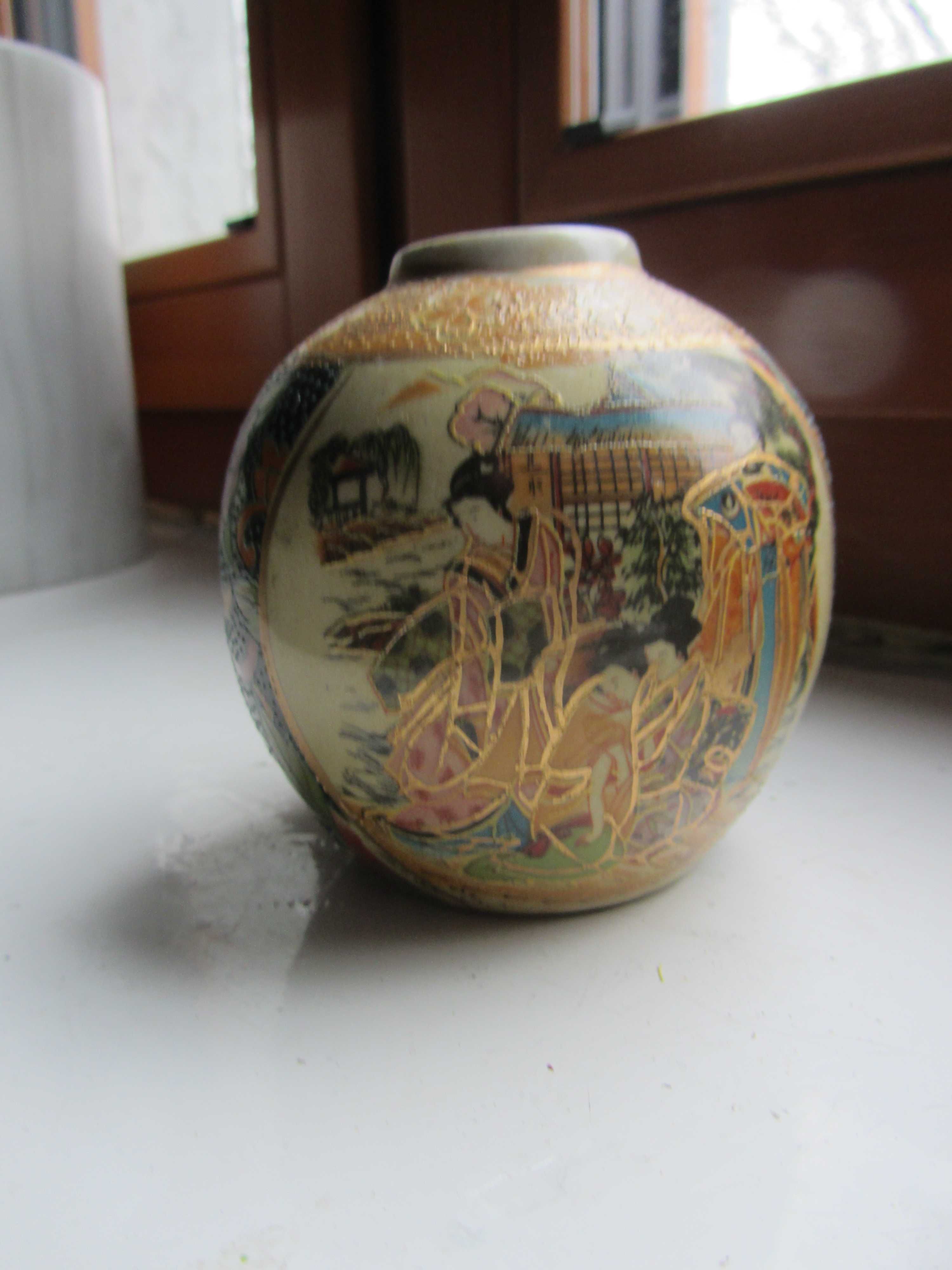 Wazon z chińskiej porcelany, ręcznie malowany, wysokość ok 10 cm.