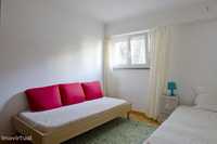 6555 - Quarto com várias camas em apartamento com 3 quartos