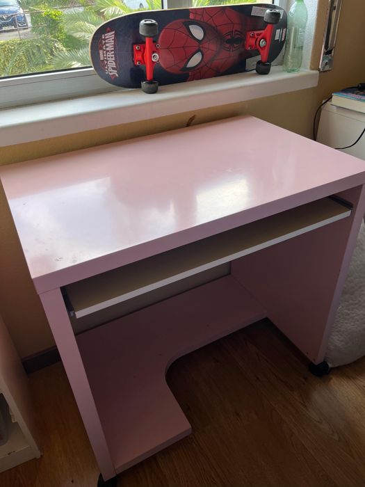 Secretaria ikea rosa em otimo estado