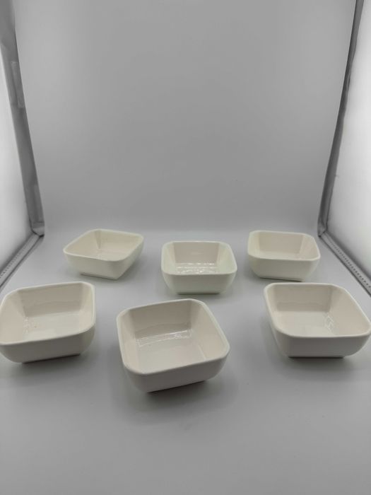 Zestaw małych porcelanowych miseczek ceramicznych na sos sojowy sushi