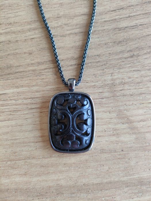 Naszyjnik z czarną ażurowa zawieszka