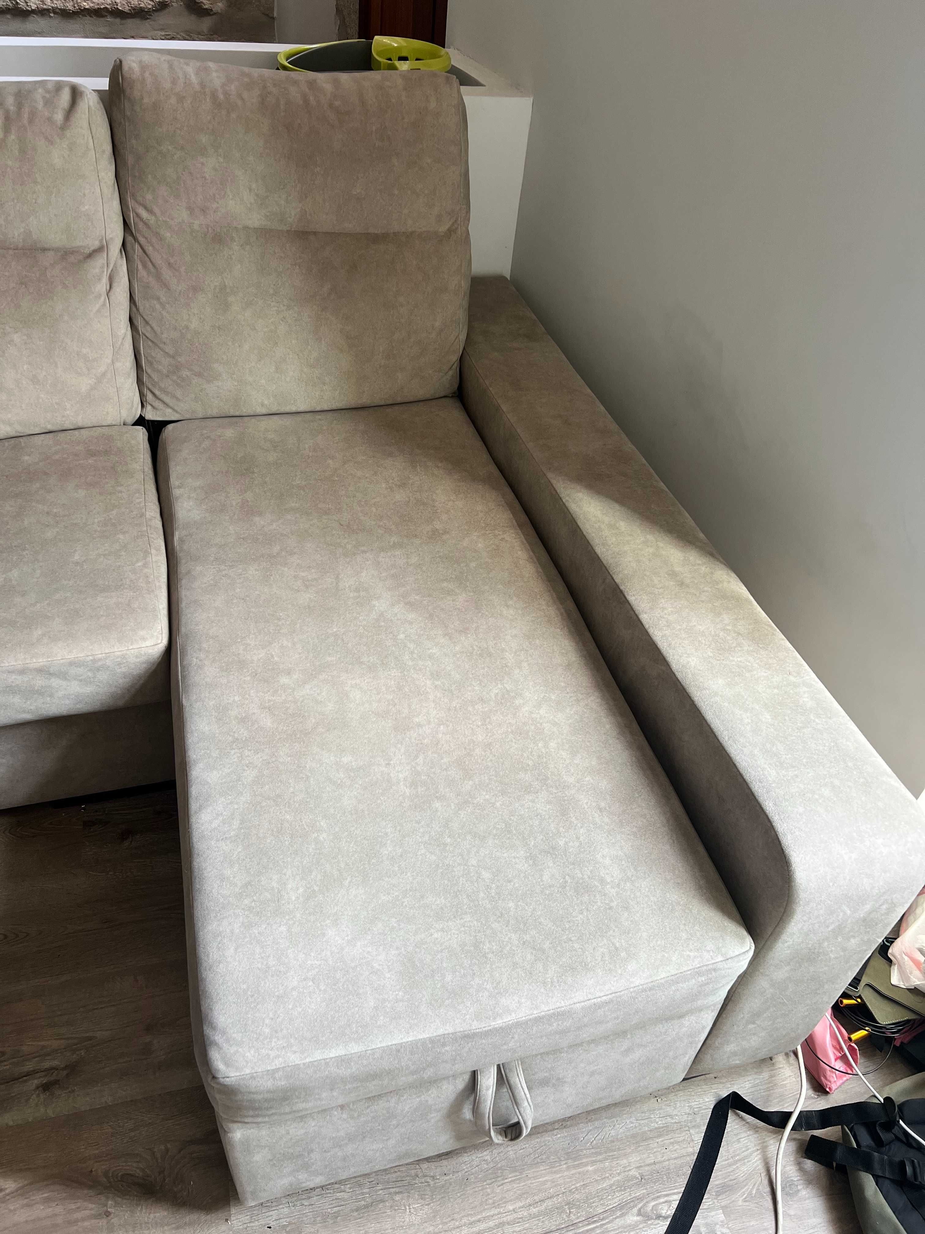 Sofá Chaise Longue com Baú e 2 Puffs