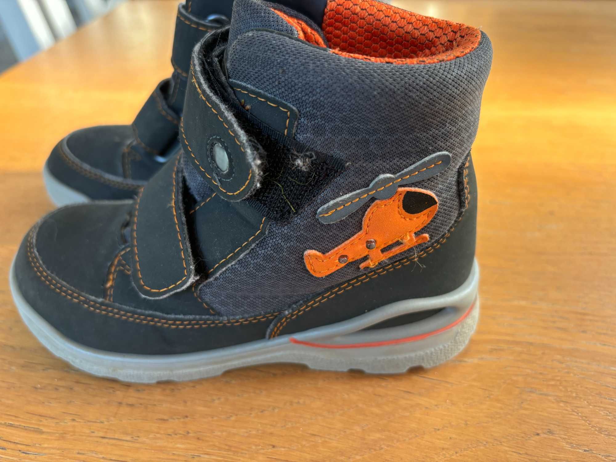 Buty jesienno zimowe wodoodporne r. 27 świecą