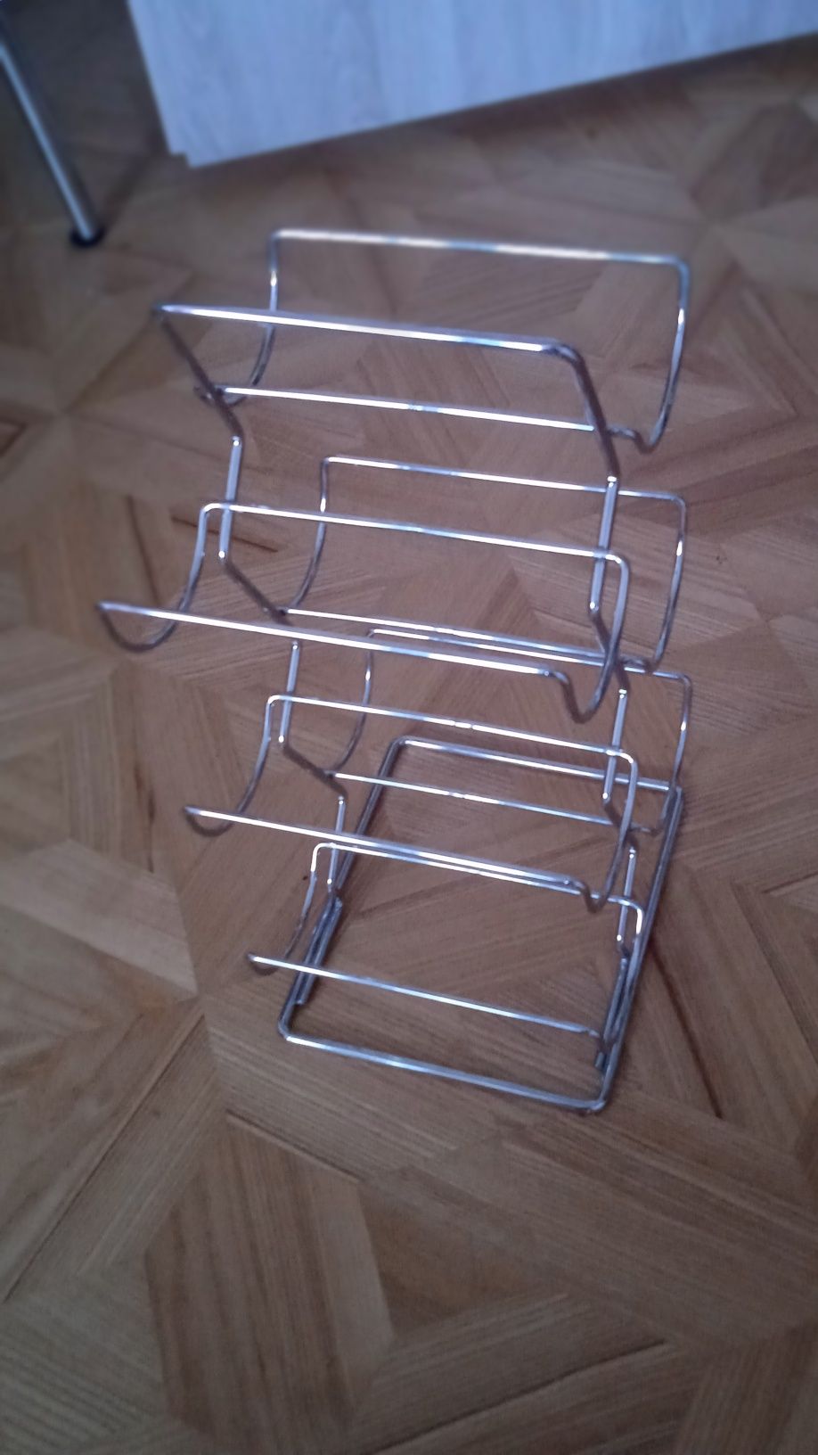 Metalowy stojak na wino