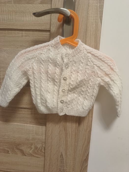 Ciepły biały sweterek na guziki dla noworodka unisex