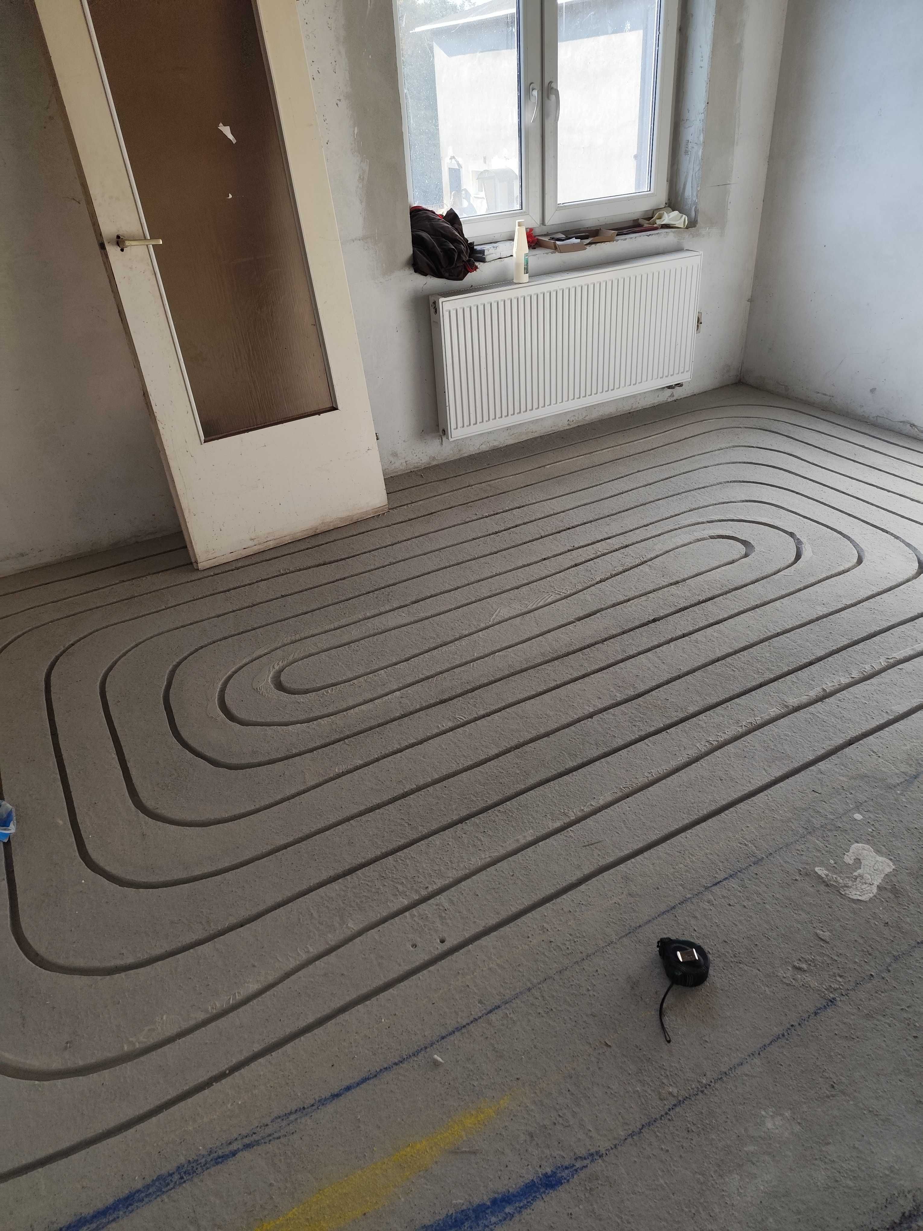 Frezowanie pod ogrzewanie podłogowe oraz montaż instalacji ogrzewania.