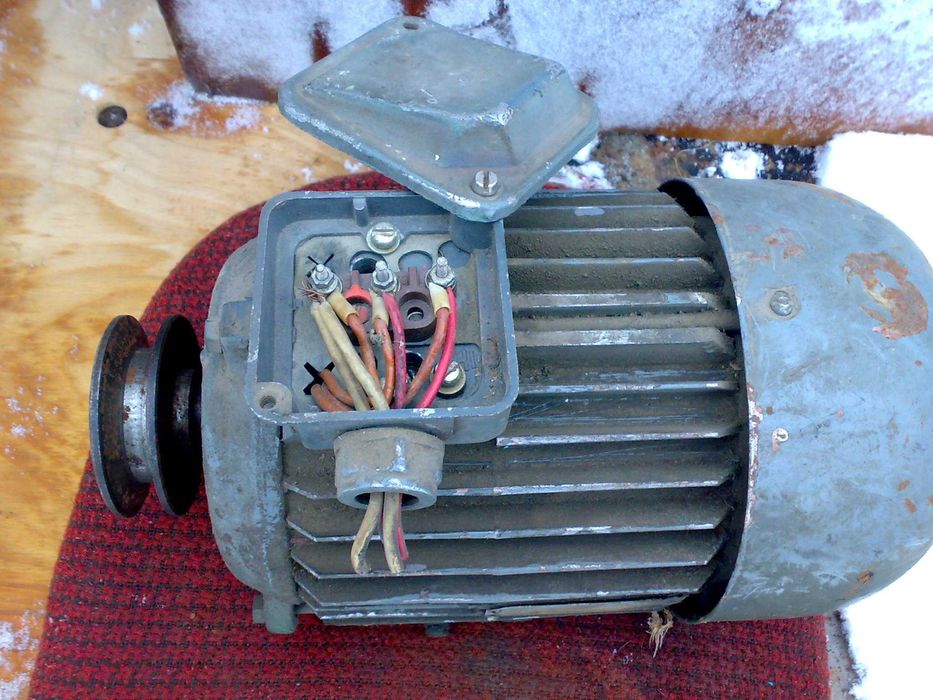 Электродвигатель 2.2 квт.1420 об.4АМ 90ЛС.25 кг.Новый.