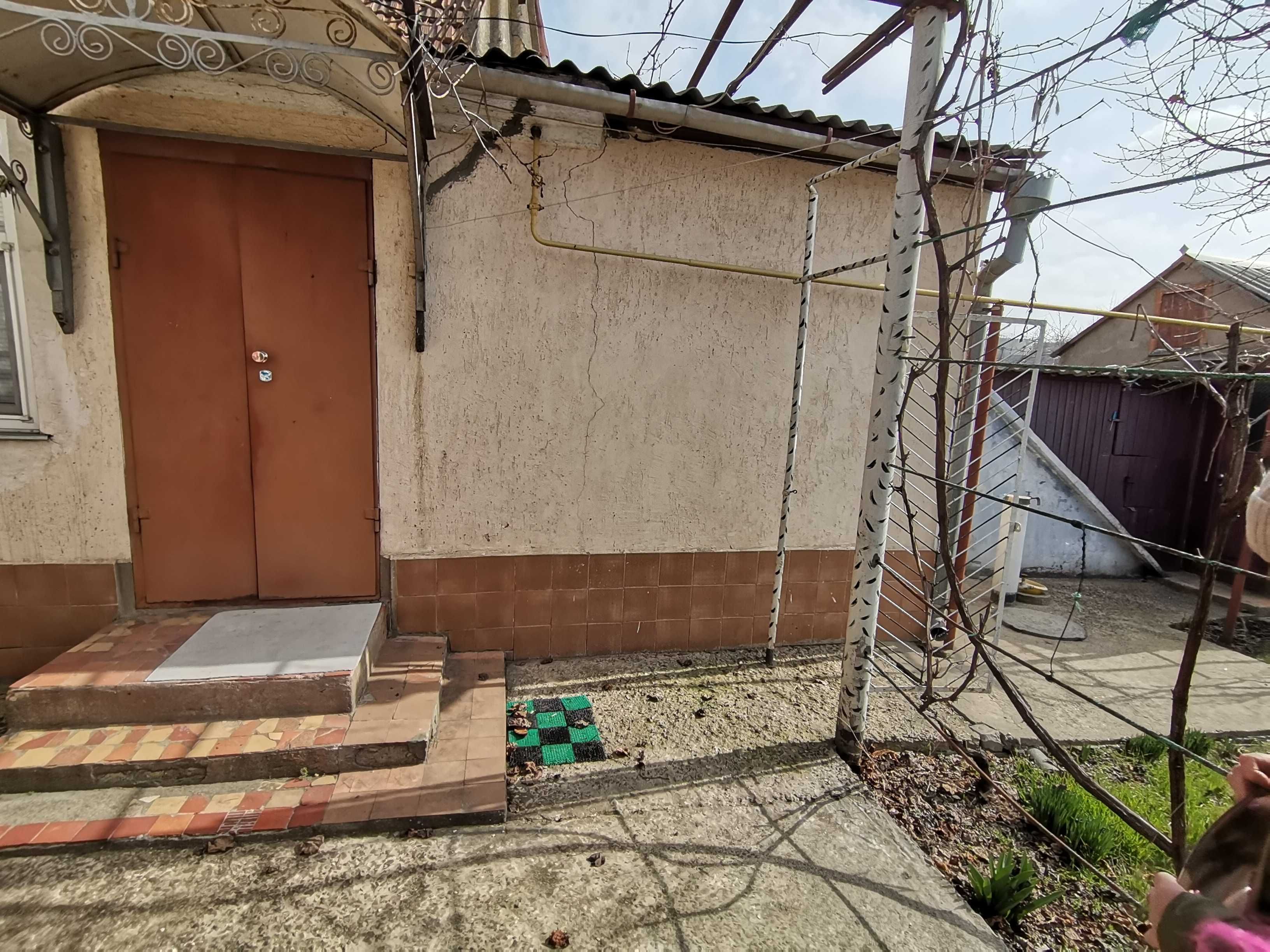 У продажу 2 кімнатний будинок с садом.
