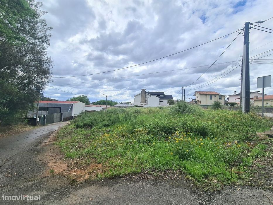 Lote de terreno para construção de moradia em Santa Maria de Lamas