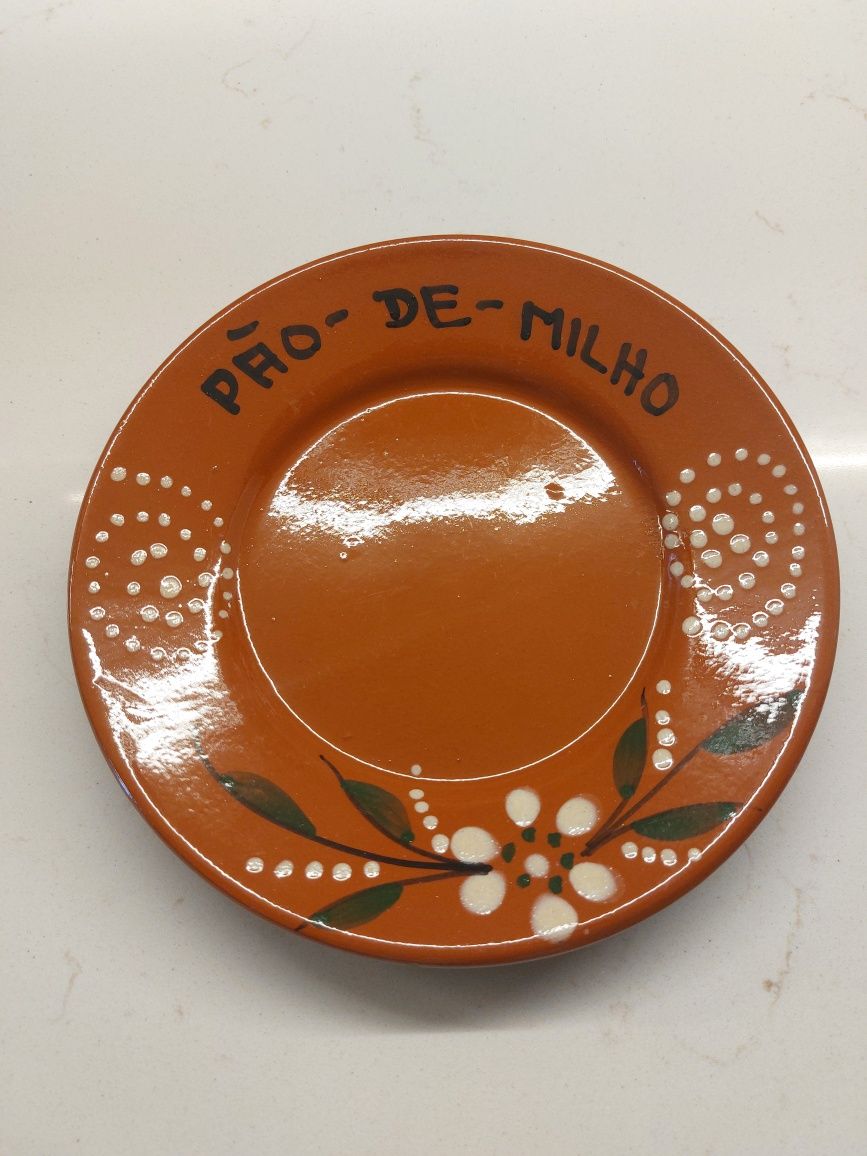 Tijela para caldo verde com prato para broa de milho
