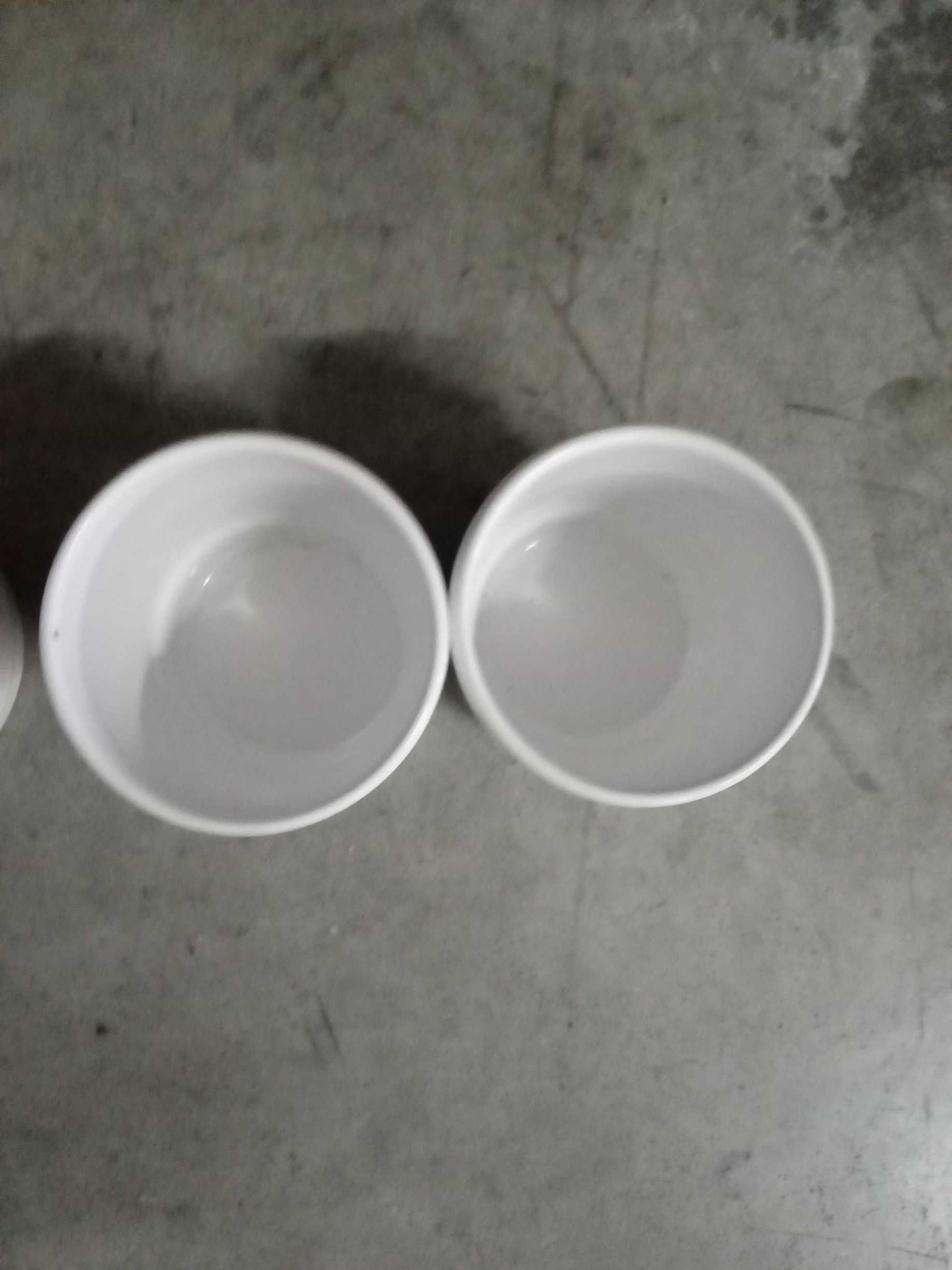 Vendo 3 vasos em cerâmica pelo valor total de 2 €.