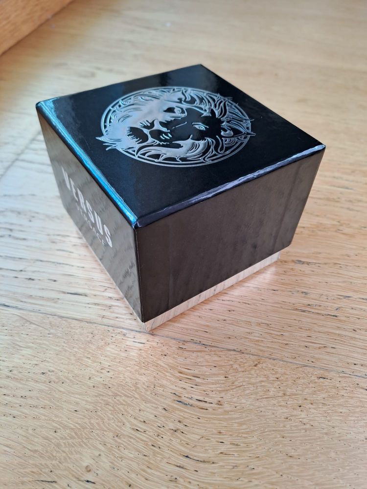 Pudełko pudełeczko box case na zegarek versace versus srebrne czarne