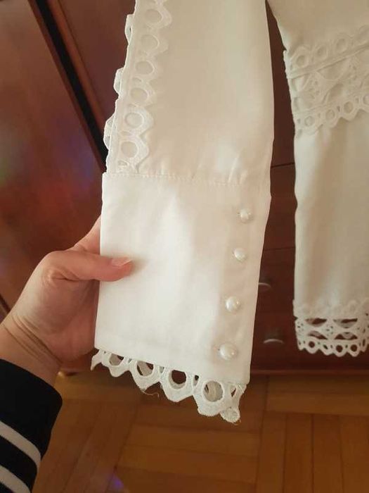 Biały kombinezon z ażurowymi wycieciami