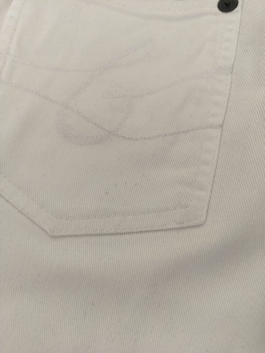 Białe jeansy damskie