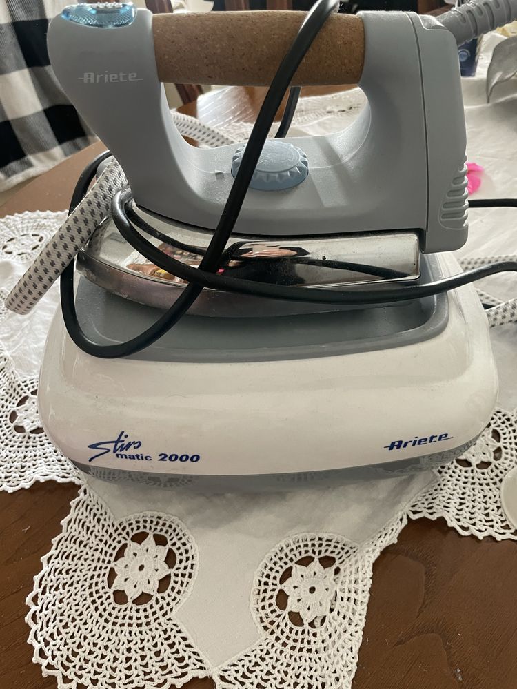 Ferro de engomar roupa com caldeira
