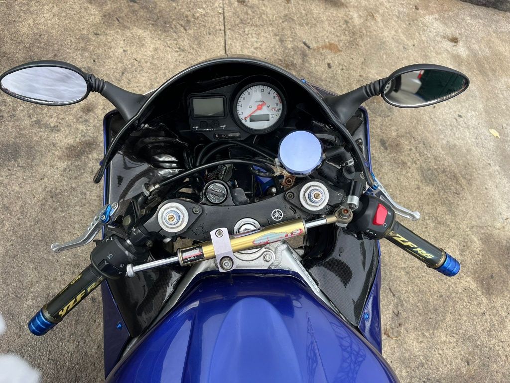 Yamaha R6 2000 .