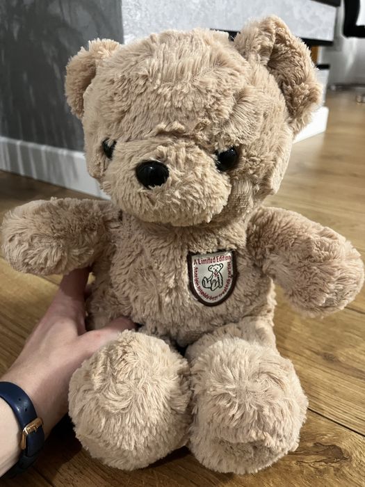 Pluszowy beżowy miś