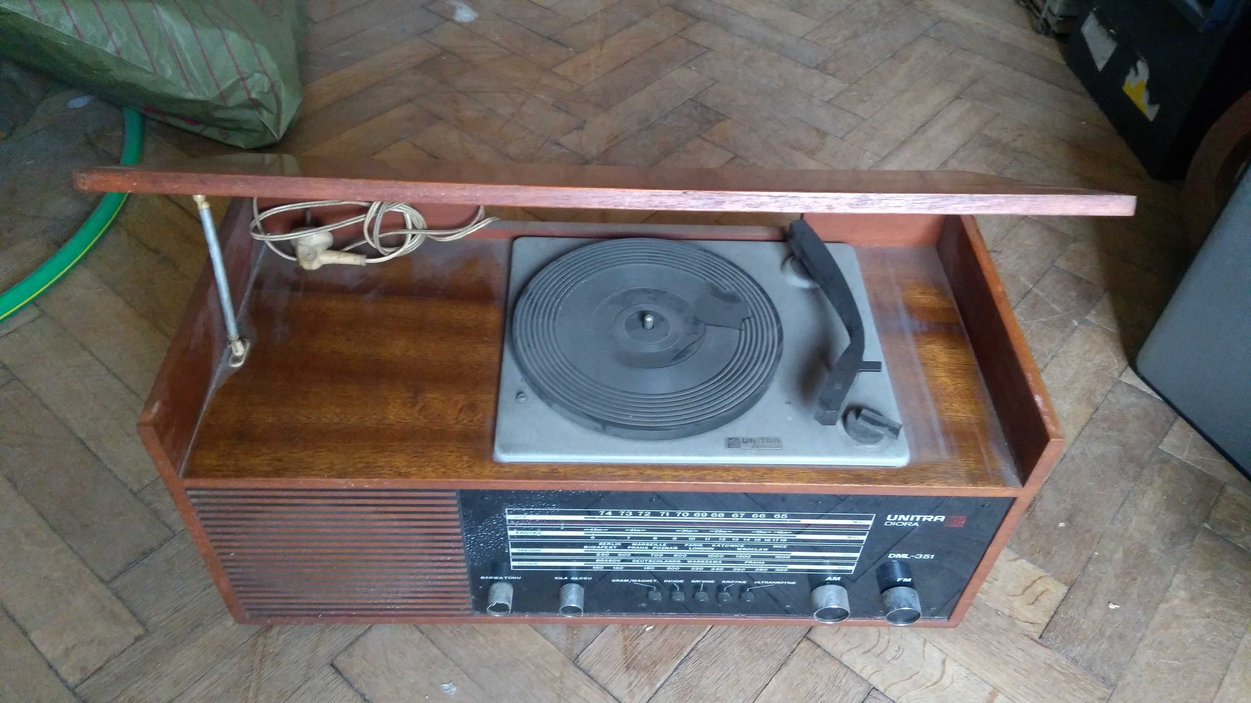 Radio z gramofonem w obudowie drewnianej , fornir