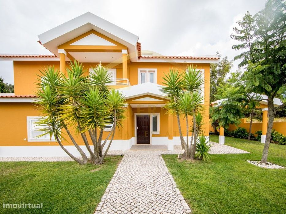 Moradia isolada T5+1 com piscina e jardim TASIS / CARLUCCI