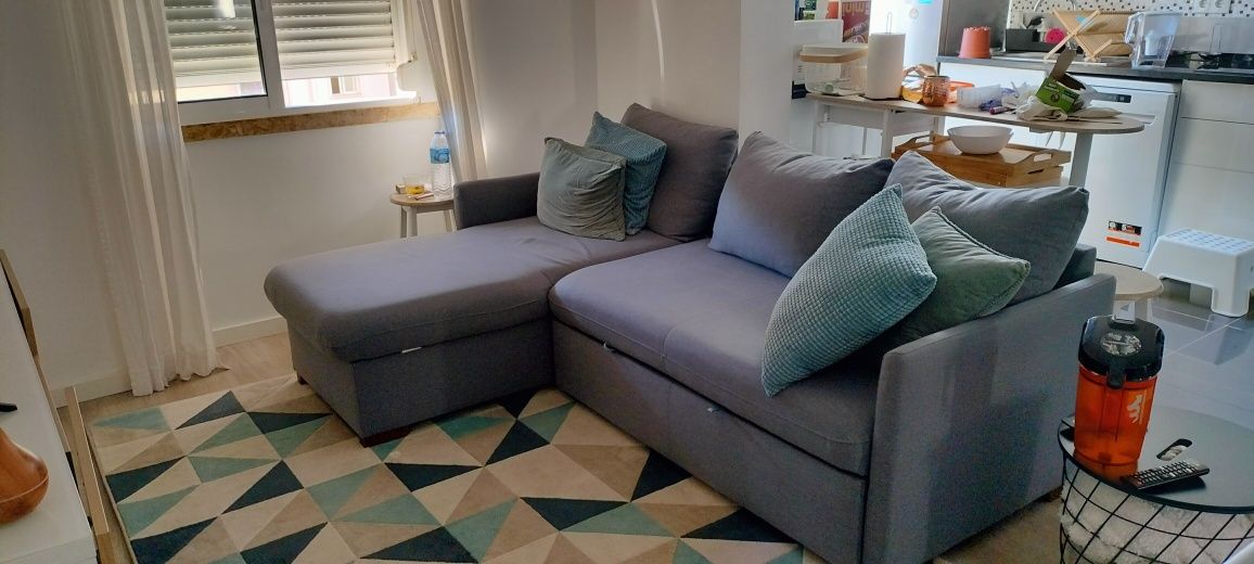 Sofá cama cinzento + 4 almofadas