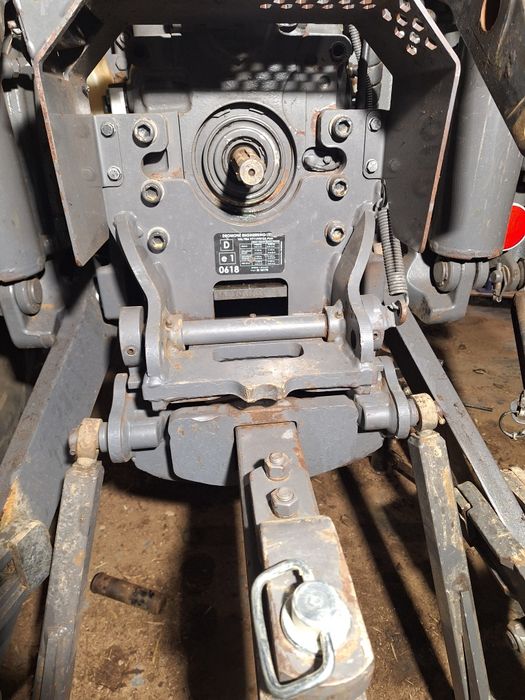 Sprzedam zaczep hitch z chakiem i zaczepem na bolec Valtra t4.