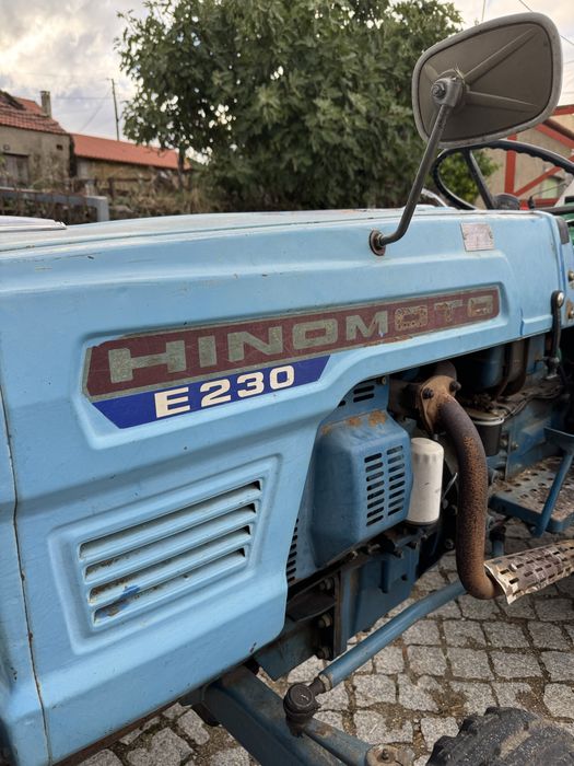 Trator Hinomoto E230 com Reboque, Caixa e Alfaias Agrícolas