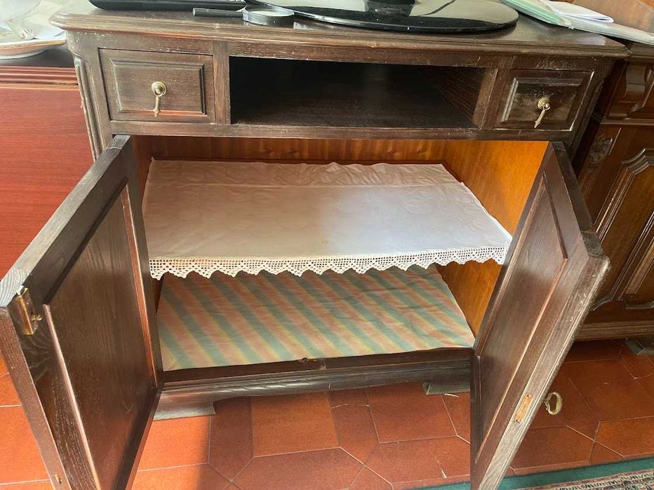 Móvel para televisão ou  para louças.
