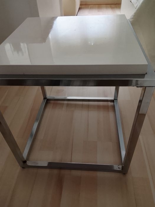Mesa de apoio branca com base em inox