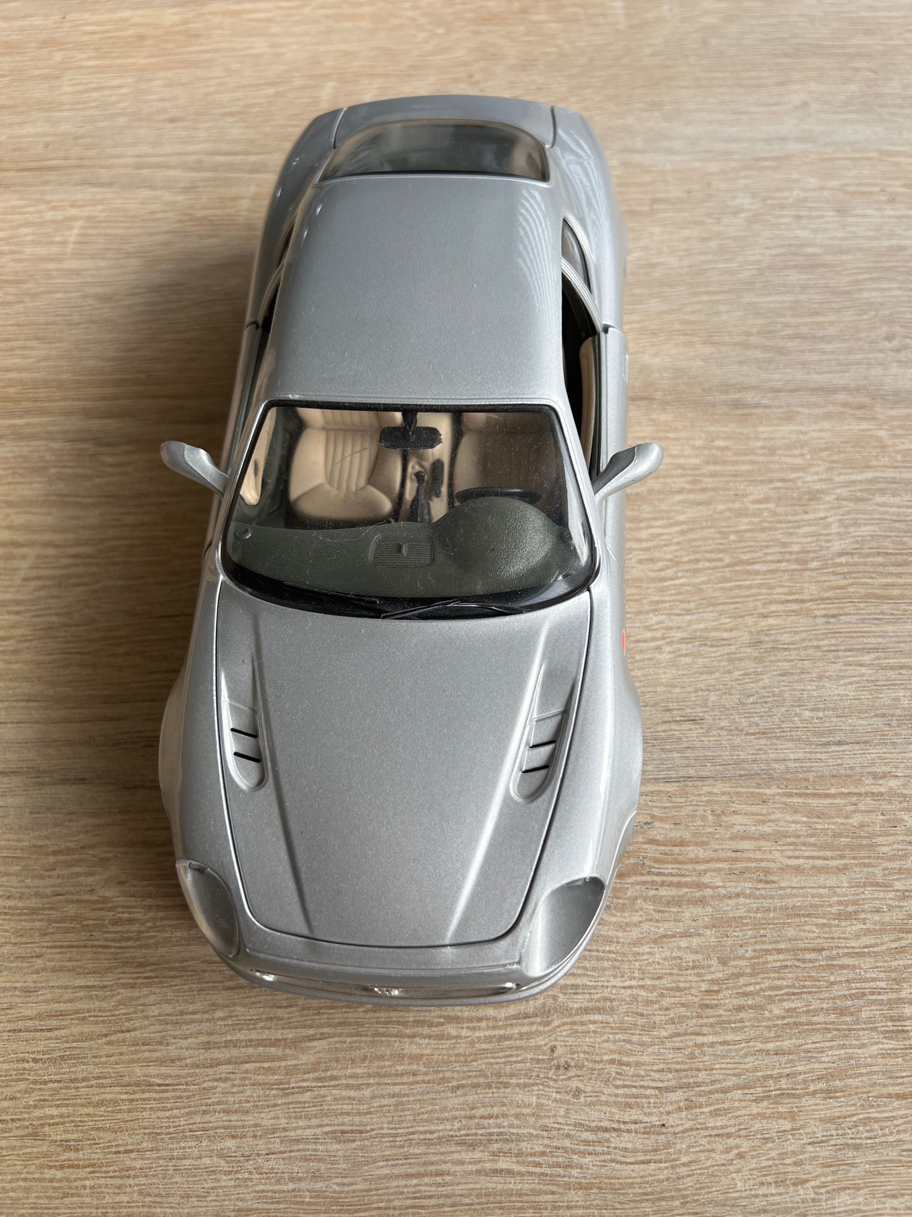 Model Maserati 3200GT skala 1/18