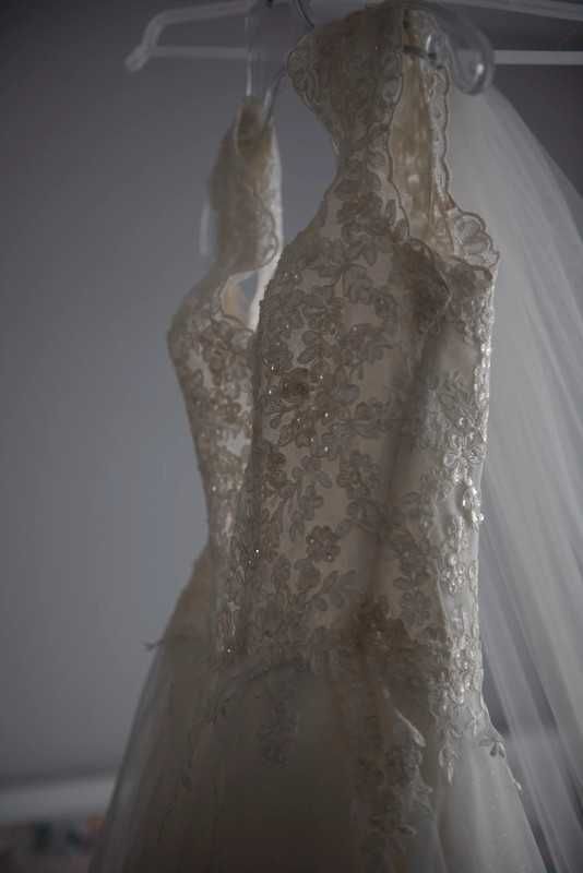 Piękna elegancka, mieniąca się  suknia ślubna  (zestaw )