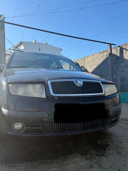 Vendo skoda 5 portas mas tá adaptado para dois lugares