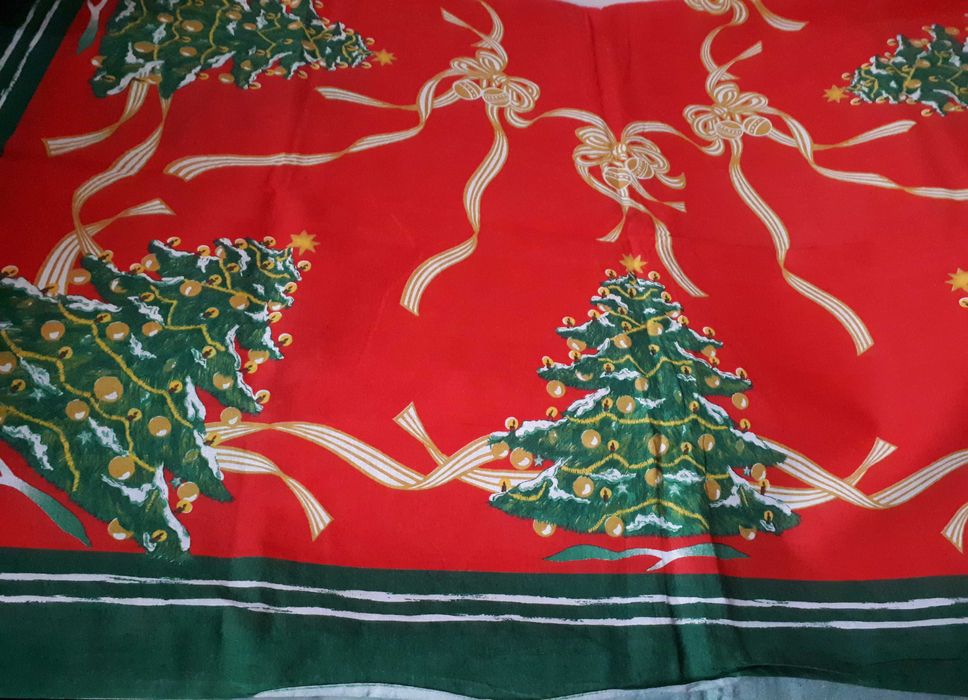 ozdobny obrus świąteczny z choinkami