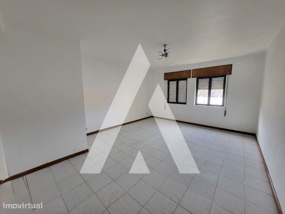 Apartamento T2 Renovado com varanda no Centro de Macedo de Cavaleiros