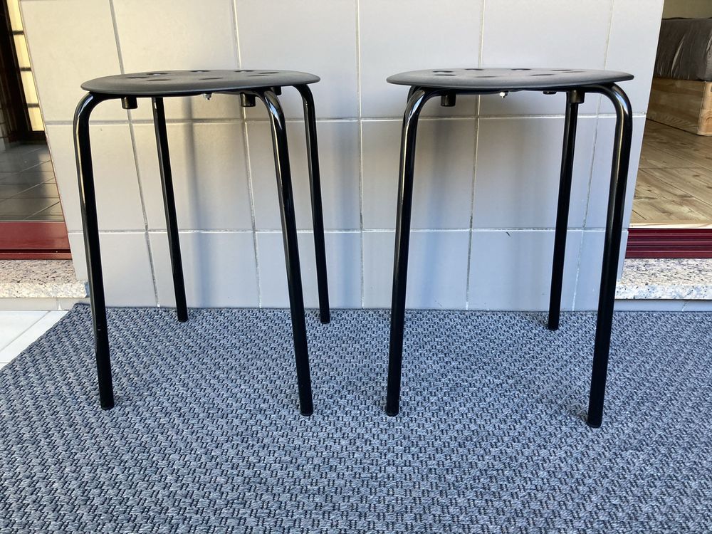 2x bancos pretos com almofadinhas de veludo azul